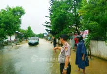 Banjir Menutup Badan Jalan, Kasat Binmas Polres Banti Atur Lalu Lintas Banjir Menutup Badan Jalan, Kasat Binmas Polres Banti Atur Lalu Lintas
