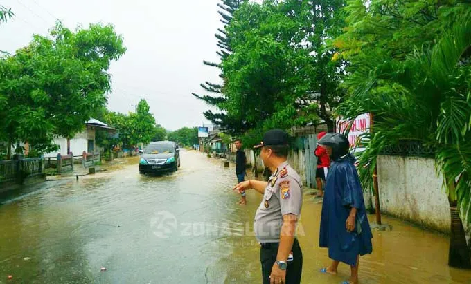 banjir_buton Banjir Menutup Badan Jalan, Kasat Binmas Polres Banti Atur Lalu Lintas