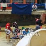 Warga Lasolo Manfaatkan Aliran Sungai Bersihkan Perabot Rumah Pasca Banjir Warga Lasolo Manfaatkan Aliran Sungai Bersihkan Perabot Rumah Pasca Banjir