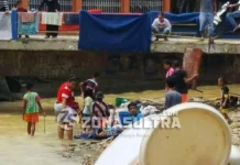 Warga Lasolo Manfaatkan Aliran Sungai Bersihkan Perabot Rumah Pasca Banjir Warga Lasolo Manfaatkan Aliran Sungai Bersihkan Perabot Rumah Pasca Banjir