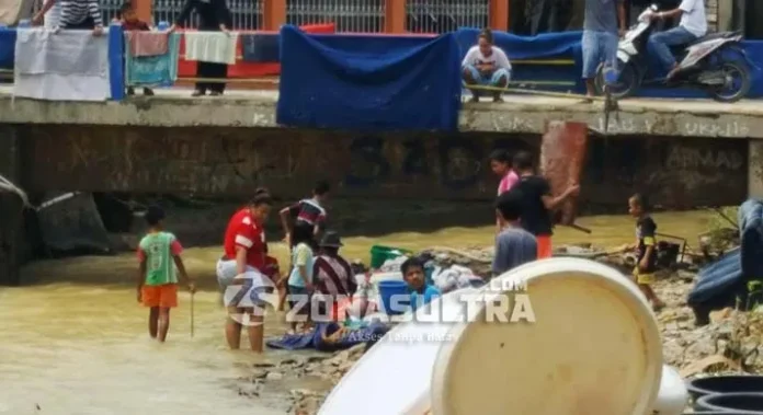 Warga Lasolo Manfaatkan Aliran Sungai Bersihkan Perabot Rumah Pasca Banjir