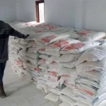 Warga Kelurahan Mandati 1 Tolak Raskin Berdebu dan Berkutu Warga Kelurahan Mandati 1 Tolak Raskin Berdebu dan Berkutu