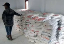 Warga Kelurahan Mandati 1 Tolak Raskin Berdebu dan Berkutu Warga Kelurahan Mandati 1 Tolak Raskin Berdebu dan Berkutu