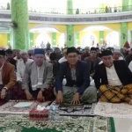 Salat Ied di Masjid Agung, Bupati Kolaka Minta Restu Melanjutkan SMS Berjaya Salat Ied di Masjid Agung, Bupati Kolaka Minta Restu Melanjutkan SMS Berjaya