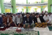 Salat Ied di Masjid Agung, Bupati Kolaka Minta Restu Melanjutkan SMS Berjaya Salat Ied di Masjid Agung, Bupati Kolaka Minta Restu Melanjutkan SMS Berjaya