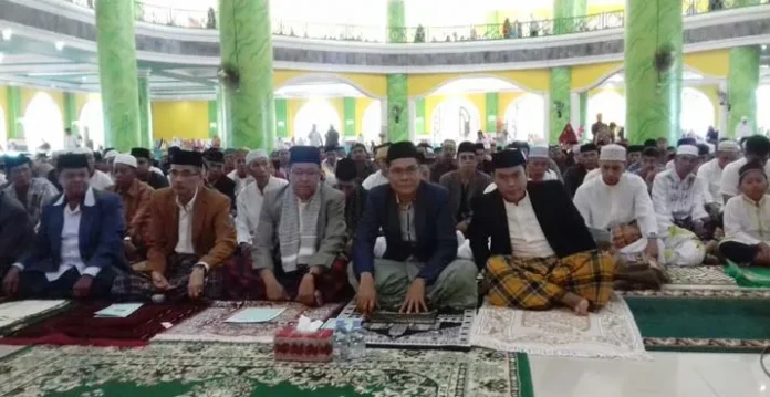 Salat Ied di Masjid Agung, Bupati Kolaka Minta Restu Melanjutkan SMS Berjaya