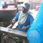 Nenek Ida dan Srikandi-Srikandi Buruh Bangunan di Hujan Bulan Juni Nenek Ida dan Srikandi-Srikandi Buruh Bangunan di Hujan Bulan Juni