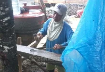 Nenek Ida dan Srikandi-Srikandi Buruh Bangunan di Hujan Bulan Juni Nenek Ida dan Srikandi-Srikandi Buruh Bangunan di Hujan Bulan Juni