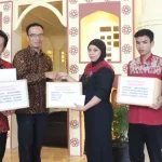 Grand Clarion Salurkan Bantuan Kepada Karyawan Korban Banjir Kendari Grand Clarion Salurkan Bantuan Kepada Karyawan Korban Banjir Kendari