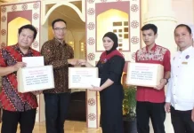 Grand Clarion Salurkan Bantuan Kepada Karyawan Korban Banjir Kendari Grand Clarion Salurkan Bantuan Kepada Karyawan Korban Banjir Kendari