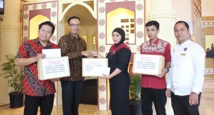 Grand Clarion Salurkan Bantuan Kepada Karyawan Korban Banjir Kendari