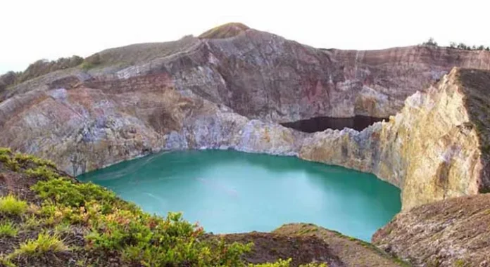 #JayalahPancasila Berkumandang di Danau Kelimutu Flores