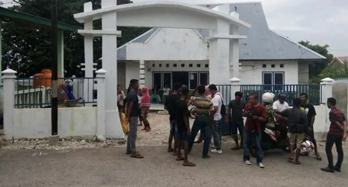 demo_perangkat_desa Seminggu Jabat Plt Kades Waelumu, Jayadi Copot Puluhan Perangkat Desa