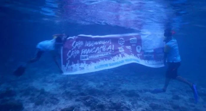 Peringati Lahirnya Pancasila, Imigrasi Wakatobi Kibarkan Merah Putih di Dalam Laut