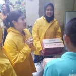 Korban Banjir Andalkan Mie Instan, IIPG Sultra Bagikan Makanan Korban Banjir Andalkan Mie Instan, IIPG Sultra Bagikan Makanan
