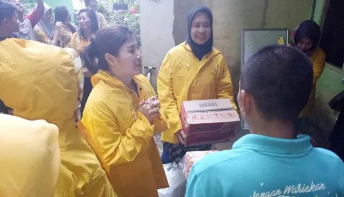 Korban Banjir Andalkan Mie Instan, IIPG Sultra Bagikan Makanan