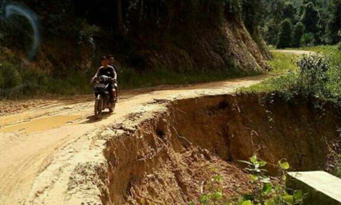 Jalan Penghubung Lasolo-Meluhu Rusak, Pengendara yang Melintas Dikenakan Tarif Jasa Perbaikan