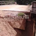 Jembatan Penghubung di Meluhu Longsor Jembatan Penghubung di Meluhu Longsor