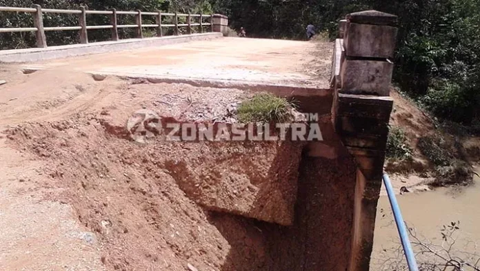 Jembatan Penghubung di Meluhu Longsor