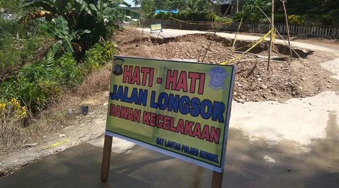 jalan_rusak_konsel Dampak Hujan, Sejumlah Ruas Jalan di Konsel Rusak Parah