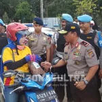 Kapolda Sultra Bagikan Takjil pada Pengguna Jalan di Kawasan Eks MTQ Kendari Kapolda Sultra Bagikan Takjil pada Pengguna Jalan di Kawasan Eks MTQ Kendari
