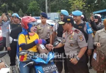 Kapolda Sultra Bagikan Takjil pada Pengguna Jalan di Kawasan Eks MTQ Kendari Kapolda Sultra Bagikan Takjil pada Pengguna Jalan di Kawasan Eks MTQ Kendari