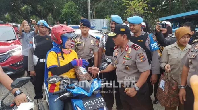 Kapolda Sultra Bagikan Takjil pada Pengguna Jalan di Kawasan Eks MTQ Kendari