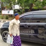 Dibantu Tongkat, Pria Ini Menjual Koran di Lampu Merah Dibantu Tongkat, Pria Ini Menjual Koran di Lampu Merah