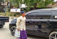 Dibantu Tongkat, Pria Ini Menjual Koran di Lampu Merah Dibantu Tongkat, Pria Ini Menjual Koran di Lampu Merah