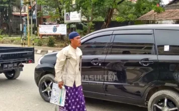 Dibantu Tongkat, Pria Ini Menjual Koran di Lampu Merah Dibantu Tongkat, Pria Ini Menjual Koran di Lampu Merah