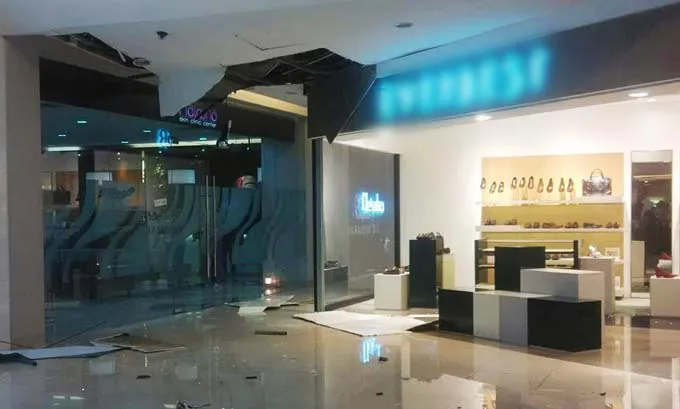lippo_plafon_rubuh Lagi, Plafon Lippo Plaza Kendari Roboh
