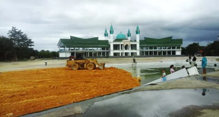 Persiapan Salat Ied, Pelataran Tugu Religi Ditimbun