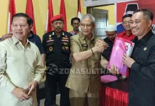 Didampingi Kakak, Lukman Abunawas Kembalikan Berkas Pendaftaran di PDIP Didampingi Kakak, Lukman Abunawas Kembalikan Berkas Pendaftaran di PDIP