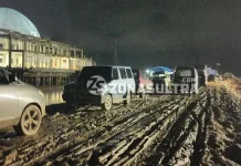 Jalan Masuk Masjid Al-Alam Dipenuhi Lumpur, Jamaahnya Hanya Lima Shaf masjid al alam