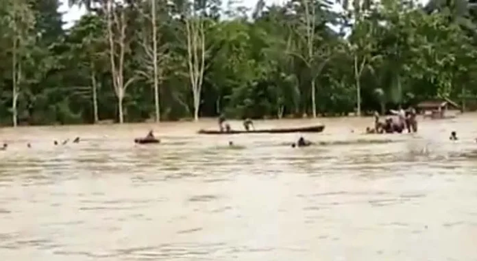 Banjir Konsel, Satu Mobil dan Motor Hanyut Terbawa Arus