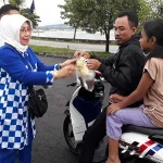 Partai Nasdem Bagi-Bagi Takjil ke Pengendara Partai Nasdem Bagi-Bagi Takjil ke Pengendara
