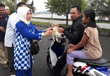 Partai Nasdem Bagi-Bagi Takjil ke Pengendara Partai Nasdem Bagi-Bagi Takjil ke Pengendara