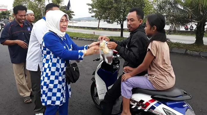 nasdem_takjil Partai Nasdem Bagi-Bagi Takjil ke Pengendara