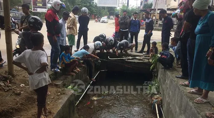 Drainase di Jalan Saranani Mendadak Jadi Kolam Pemancingan Ikan Lele