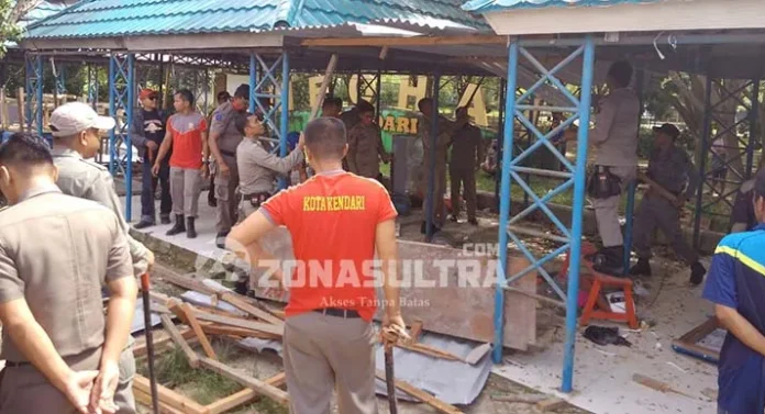 Tempati Lods Kawasan Kuliner, Satpol PP Bongkar Puluhan Lapak Pedagang di Kendari Beach