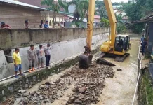 Antisipasi Banjir, Anggota DPRD Kendari Fasilitasi Pengerukan Kali Kemaraya Antisipasi Banjir, Anggota DPRD Kendari Fasilitasi Pengerukan Kali Kemaraya