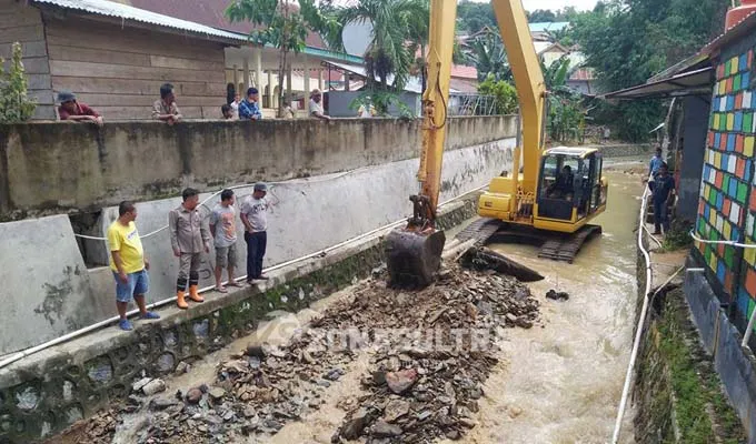 pengerukan_kali Antisipasi Banjir, Anggota DPRD Kendari Fasilitasi Pengerukan Kali Kemaraya