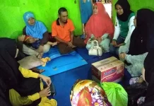 Pengurus Masjid Bantu Korban Banjir Kendari Pengurus Masjid Bantu Korban Banjir Kendari