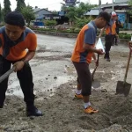 Polres Konawe Inisiatif Perbaiki Jalan Nasional yang Berlubang Polres Konawe Inisiatif Perbaiki Jalan Nasional yang Berlubang