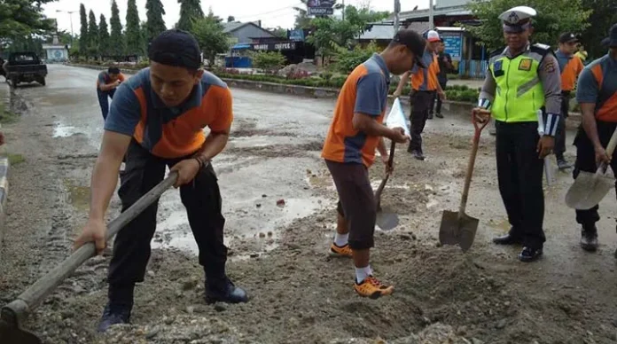Polres Konawe Inisiatif Perbaiki Jalan Nasional yang Berlubang