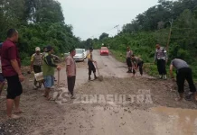 Rawan Kecelakaan, Polsek Lasolo Perbaiki Jalan Menuju Wanggudu yang Rusak Parah Rawan Kecelakaan, Polsek Lasolo Perbaiki Jalan Menuju Wanggudu yang Rusak Parah