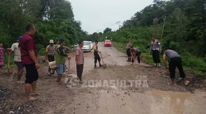 Rawan Kecelakaan, Polsek Lasolo Perbaiki Jalan Menuju Wanggudu yang Rusak Parah