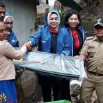 PMI Sultra Berikan Bantuan ke Korban Banjir di Kampung Salo PMI Sultra Berikan Bantuan ke Korban Banjir di Kampung Salo