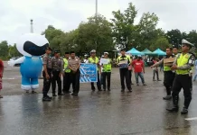 Polres Muna Berbagi Takjil Ramadhan Kepada Pengguna Jalan BAGI TAKJIL - Kapolres Muna AKBP. Agung Ramos Paretongan Sinaga berserta Wakapolres, Kasatlantas dan seluruh anggota Satlantas Polres Muna saat membagikan takjil kepada masyarakat pengguna jalan di depan Tugu Jati Kota Raha, Minggu (4/6/2017). (Kasman/ZONASULTRA.COM)