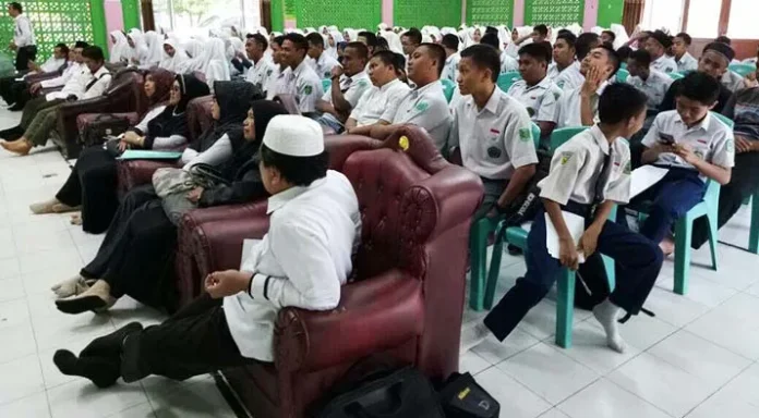 Kemenag Kendari Beri Pemahaman Produk Hahal ke Siswa Madrasah